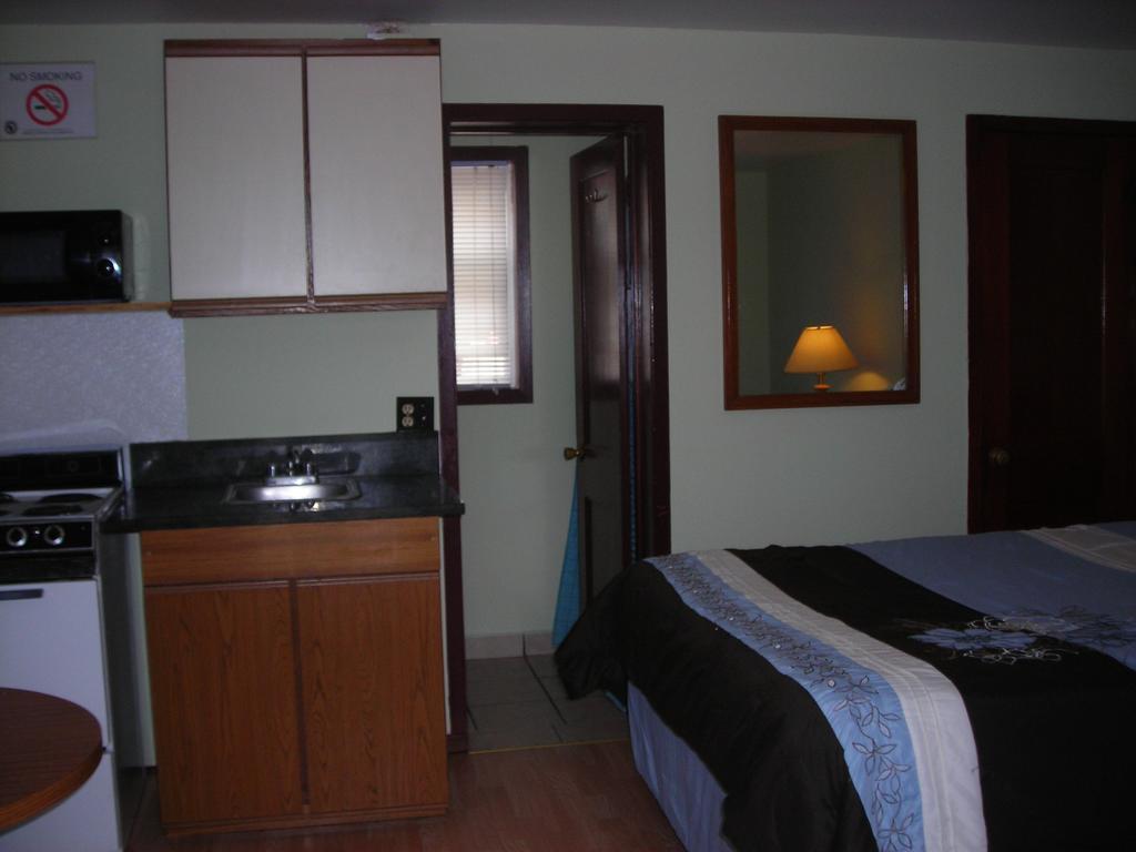 Deer Trail Motel Wisconsin Dells Room photo